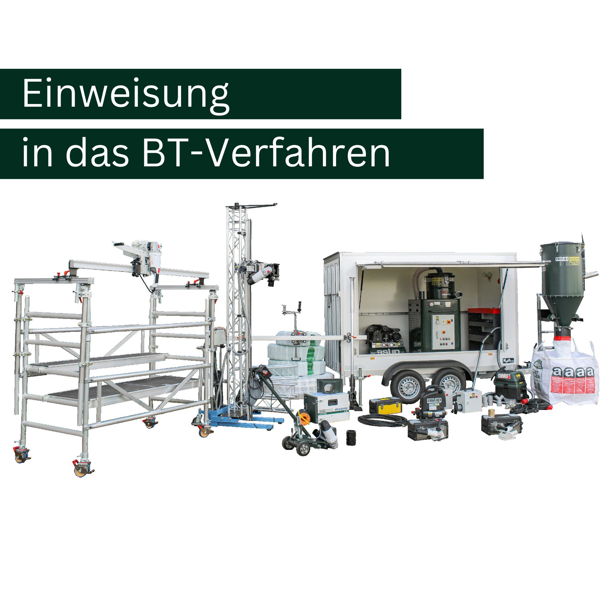 Einweisung in das BT-Verfahren mit verschiedenen Geräten und Materialien. Zu sehen sind ein Gerüst, Maschinen, ein Anhänger mit technischem Equipment und Behälter. Der Fokus liegt auf der Präsentation der benötigten Werkzeuge und Ausrüstungen für das Verfahren.