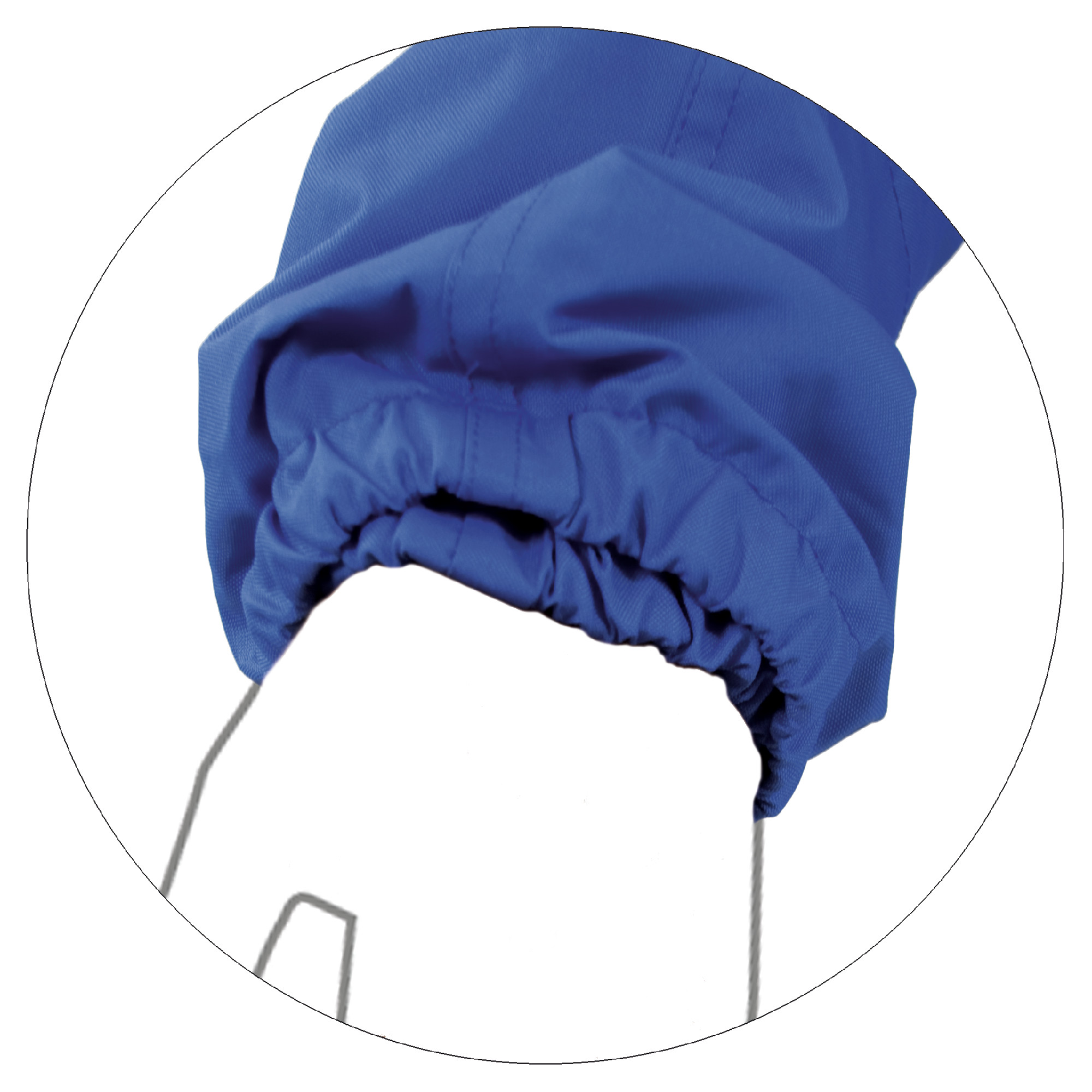 Ein enger, blauer Ärmelbund eines Kleidungsstücks, der elastisch gerafft ist. Die Innenseite des Bundes zeigt eine graue Kordel. Der Fokus liegt auf der Struktur und dem Material des Ärmels.