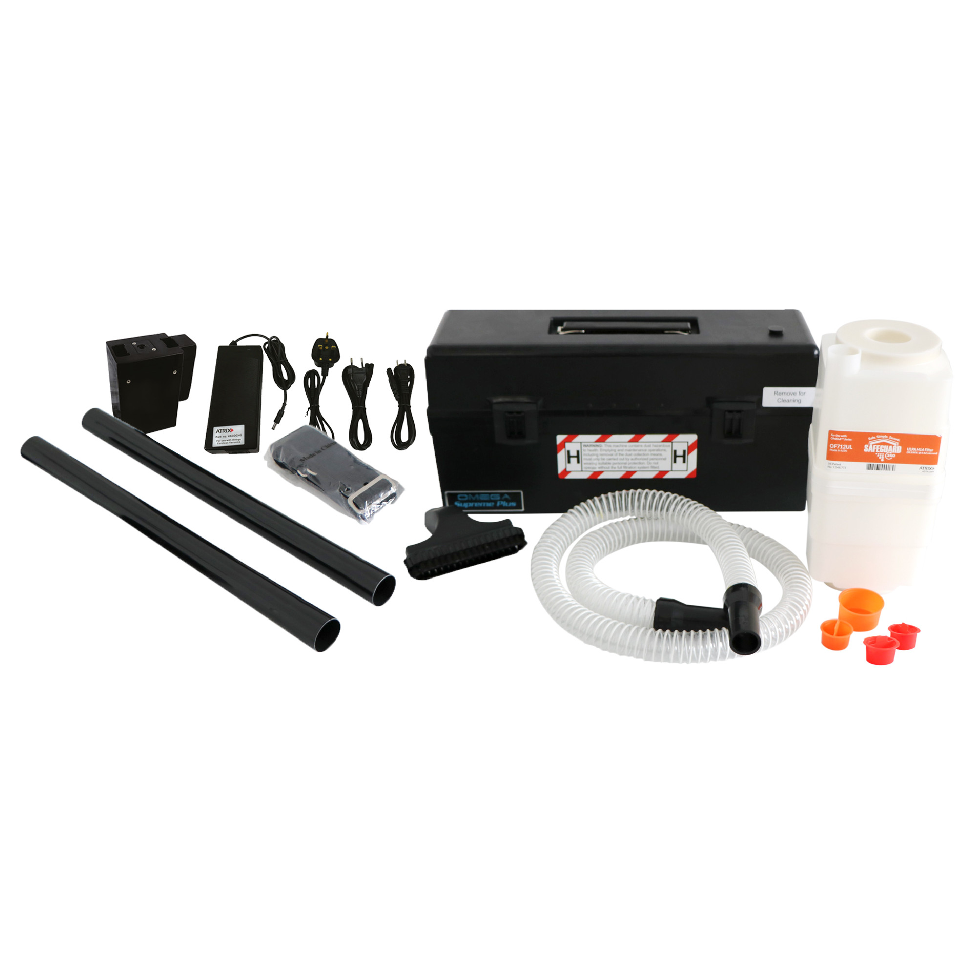 Ein Set bestehend aus einem schwarzen Werkzeugkoffer und verschiedenen Zubehörteilen: zwei schwarze Rohre, ein Schlauch, eine Sprühflasche, Kabel und eine Bürste. Die Teile sind für eine Reinigungs- oder Wartungsanwendung gedacht.