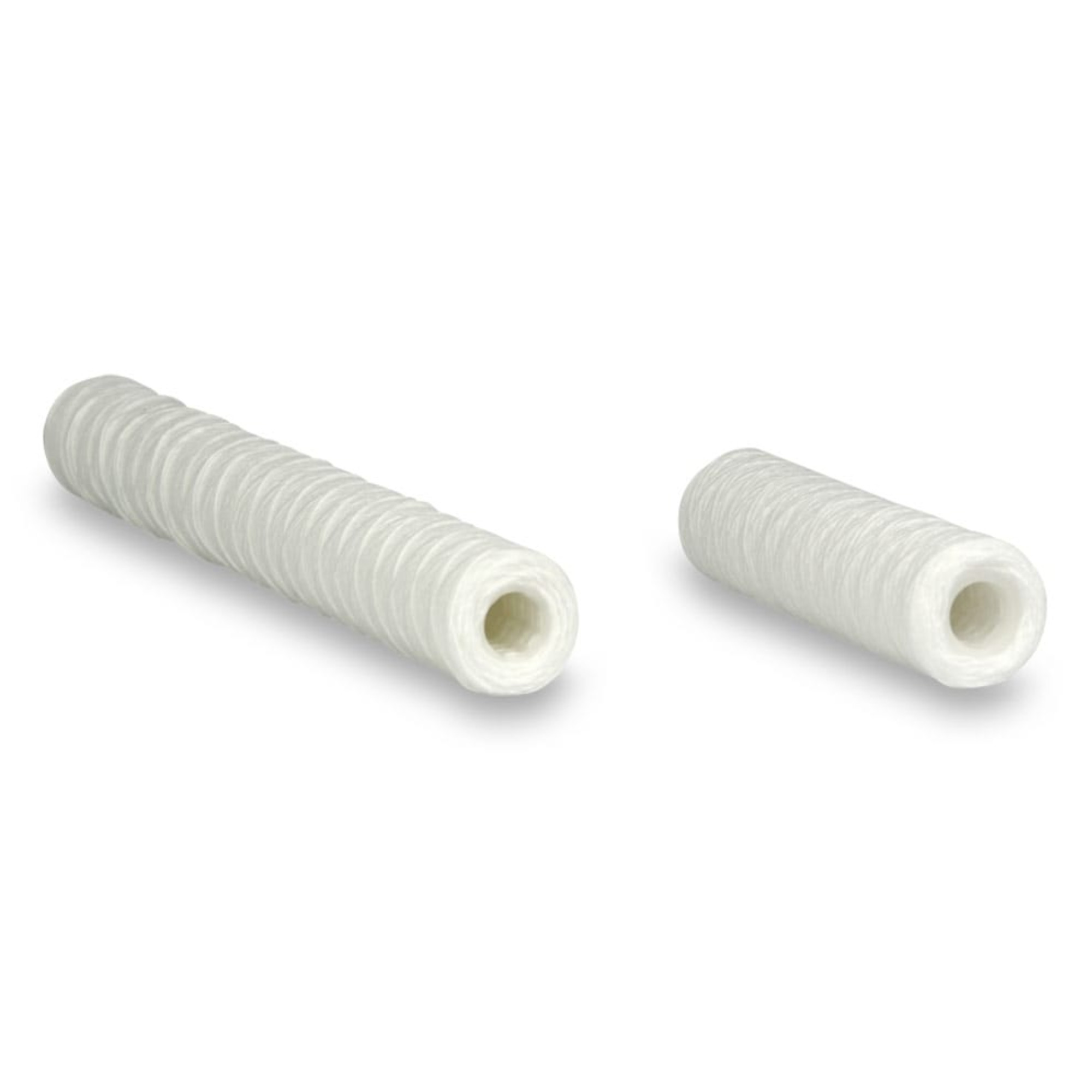Zwei weiße Rollen aus geflochtenem Material, eine größer und eine kleiner. Beide Rollen sind zylindrisch und haben eine durchgehende Öffnung in der Mitte. Die Oberfläche ist spiralförmig gewickelt und glatt, ideal für verschiedene Anwendungen.