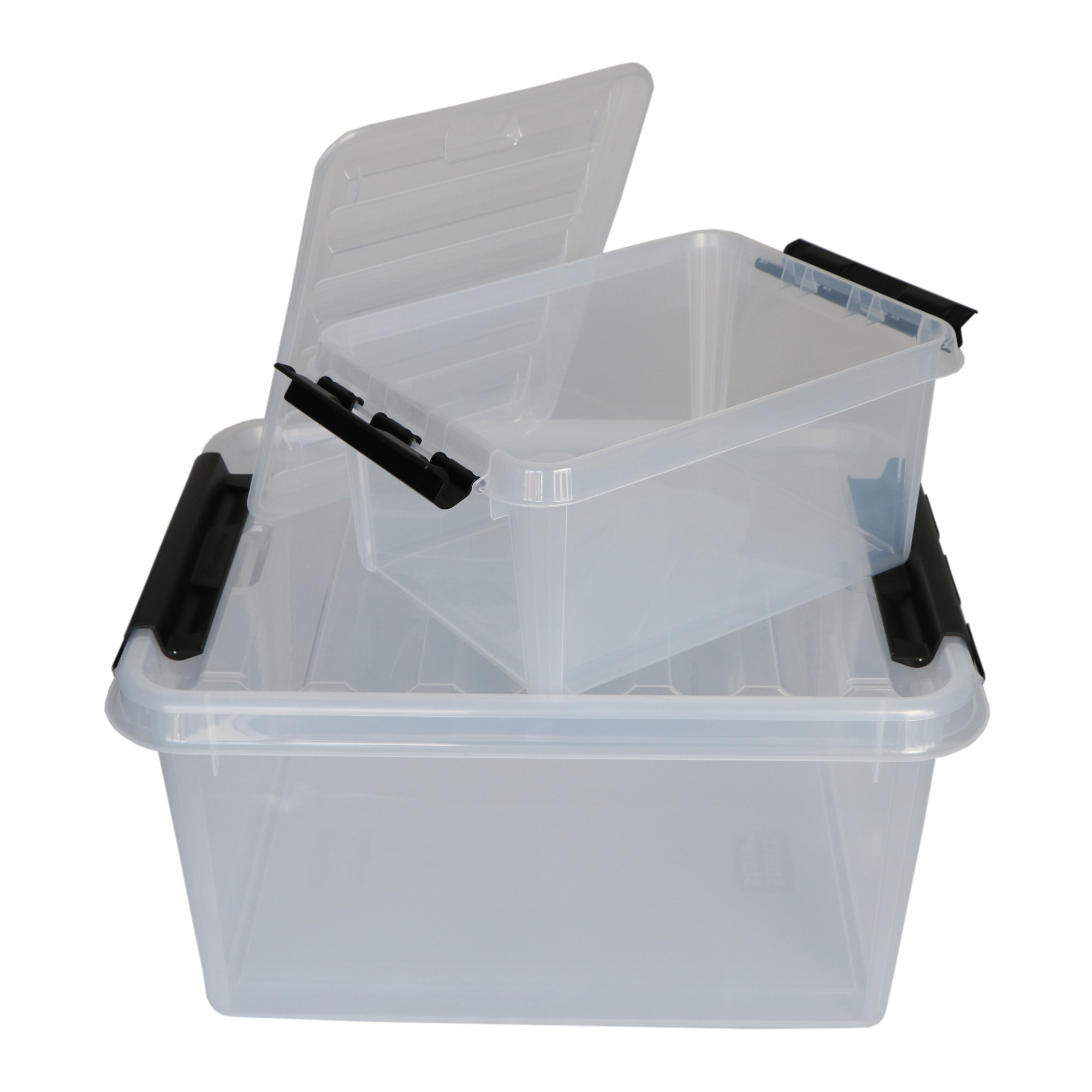 Transparente Aufbewahrungsboxen, eine große Box und eine kleinere Box, die übereinander gestapelt sind. Beide haben schwarze Klappen. Die größere Box hat einen Deckel, der teilweise geöffnet ist. Ideal für die Aufbewahrung von Gegenständen.