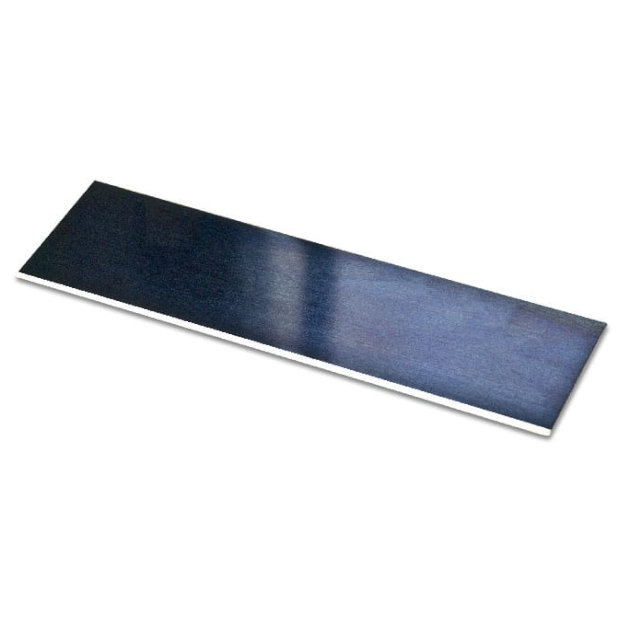 Eine lange, rechteckige Metallplatte mit einer glatten, dunklen Oberfläche. Die Kanten sind klar definiert, und die Platte hat eine gleichmäßige Breite. Sie ist ideal für verschiedene Anwendungen, möglicherweise in der Fertigung oder im Maschinenbau.