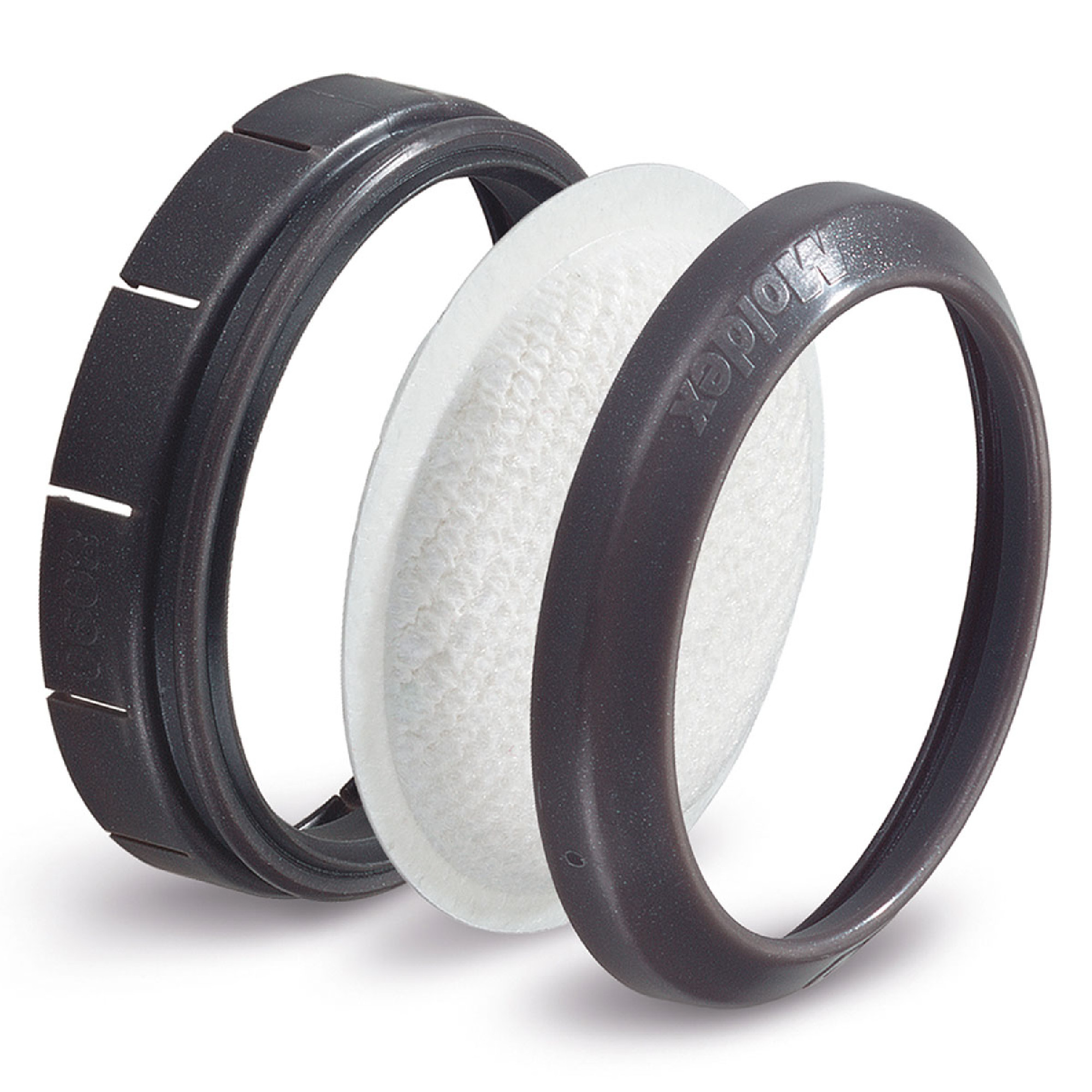 Drei Teile eines Filtersystems liegen nebeneinander. Der äußere Ring ist schwarz mit einer strukturierten Oberfläche und einer Auskerbung. Der innere Bereich besteht aus einem weißen, runden Filter. Ein weiterer schwarzer Ring hat einen glatten Rand und eine leicht transparente Optik.