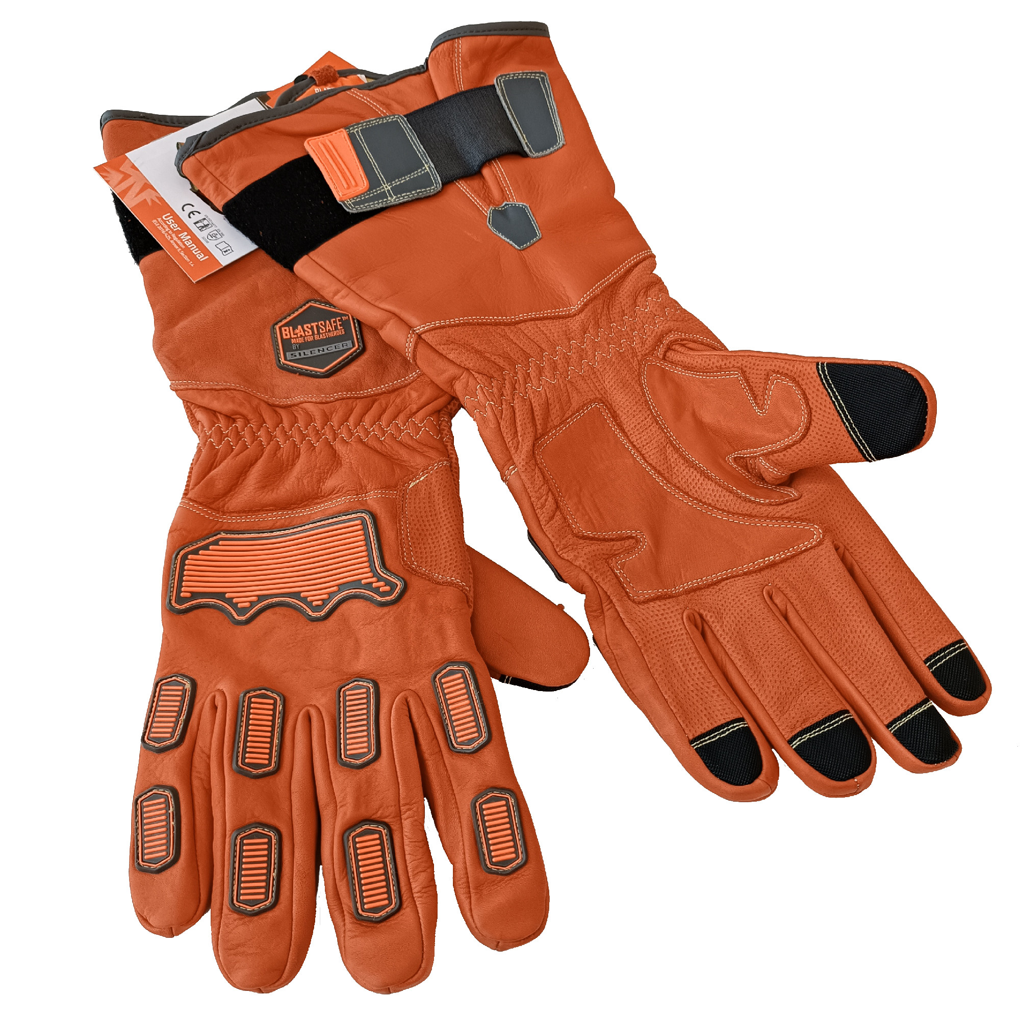 Zwei orangefarbene Arbeitshandschuhe liegen nebeneinander. Die Handschuhe verfügen über gepolsterte Bereiche und rutschfeste Elemente, die für besonderen Schutz und Griff sorgen. An einem Handschuh ist ein Etikett mit Informationen befestigt. Die Handschuhe sind für den Einsatz in anspruchsvollen Arbeitsbedingungen konzipiert.