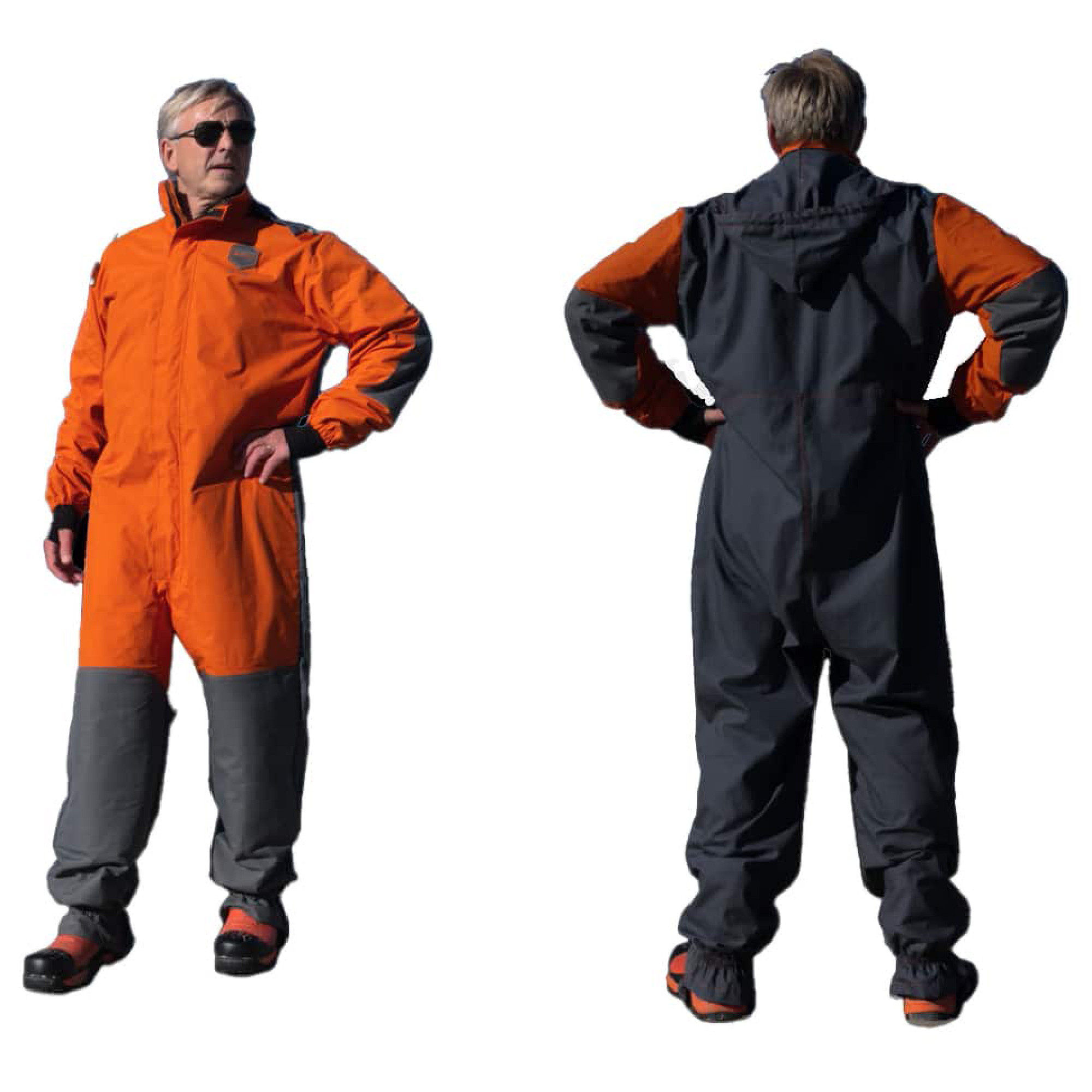 Eine Person trägt einen orangefarbenen Overall mit grauen Elementen und steht in seitlicher Position. Der Overall hat eine Kapuze und Taschen. Die Person trägt schwarze Schuhe und sieht selbstbewusst aus. Der Hintergrund ist weiß.