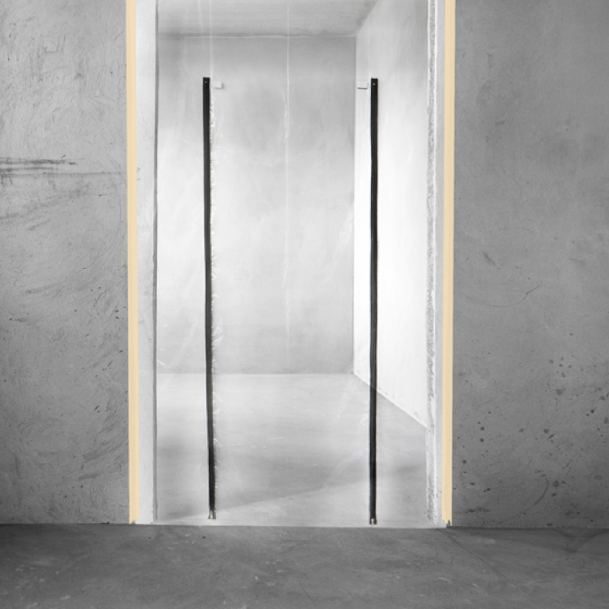 Ein schmaler Durchgang zwischen zwei Wänden aus grauem Beton. Der Hintergrund ist hell und monoton, mit einem einfachen, minimalistischen Design. Die Atmosphäre vermittelt ein Gefühl von Klarheit und Offenheit.