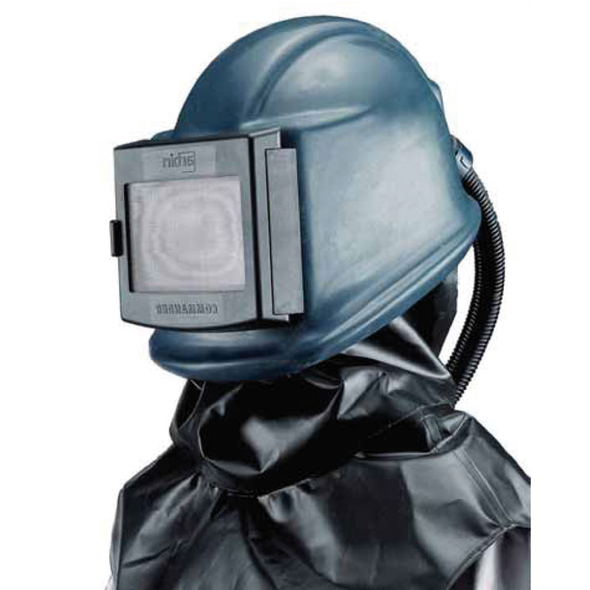 Strahlschutzhelm „Commander" von Sipro in Blaugrau mit rechteckigem Sichtfenster und schwarzem Atemluftschlauch, getragen mit schwarzem Schutzumhang, Seitenansicht auf weißem Hintergrund.