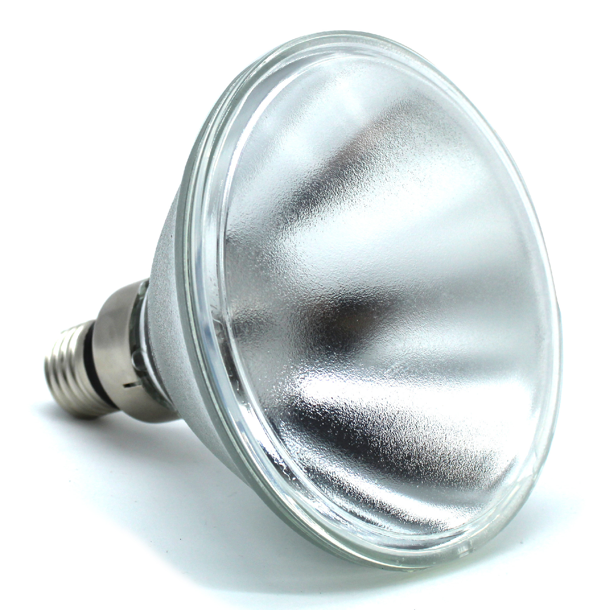 Eine reflektierende Glühlampe mit einer runden Glaslinse und einer metallischen Fassung. Die Oberfläche der Linse ist glatt und lichtdurchlässig, während die Fassung einen Gewindeanschluss zeigt. Die Lampe ist leicht schräg positioniert.