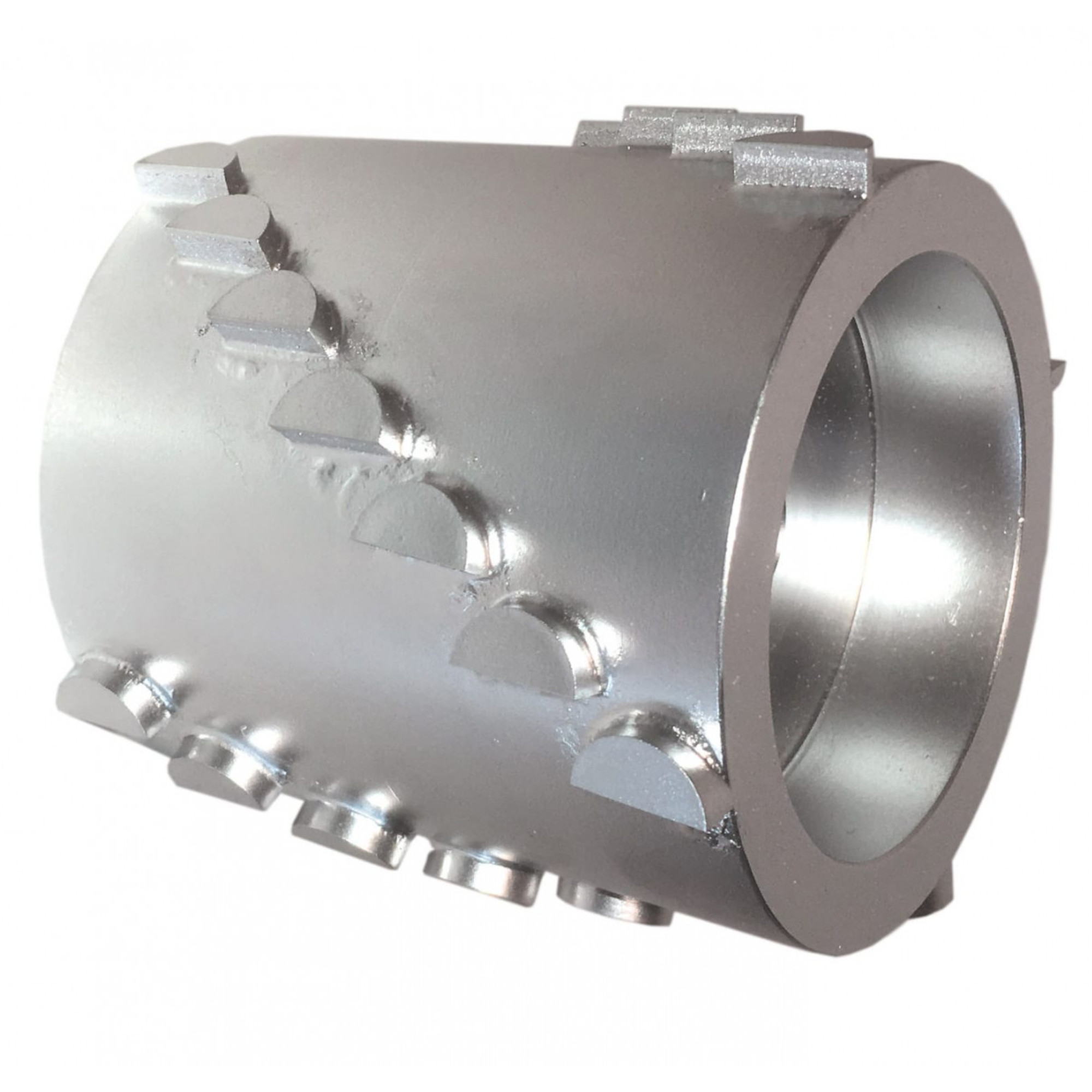 Ein silberner zylindrischer Metallkörper mit geriffelter Oberfläche und mehreren halbrunden protrudierenden Elementen an der Seite. Der Innenraum des Zylinders ist hohl. Das Objekt könnte für industrielle Anwendungen oder als Bauteil in Maschinen verwendet werden.