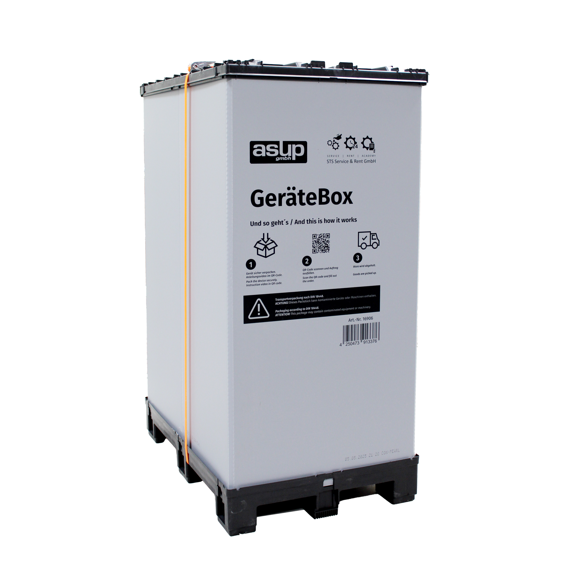 Eine GeräteBox von asup, die auf einer schwarzen Palette steht. Die Box ist überwiegend weiß mit einer Informationsseite, die Anweisungen, QR-Codes und Warnhinweise enthält. Sie wird zur Aufbewahrung und Handhabung von Geräten verwendet.