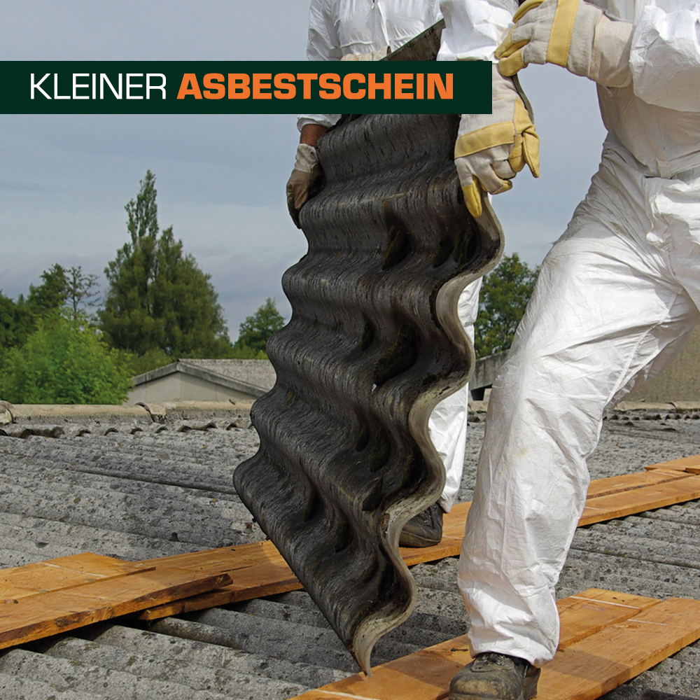Eine Person in Schutzkleidung hebt Wellasbestplatten auf einem Dach an. Im Hintergrund sind Bäume und Gebäude zu sehen. Ein grünes Banner mit dem Text „KLEINER ASBESTSCHEIN“ ist in der oberen Bildhälfte platziert.