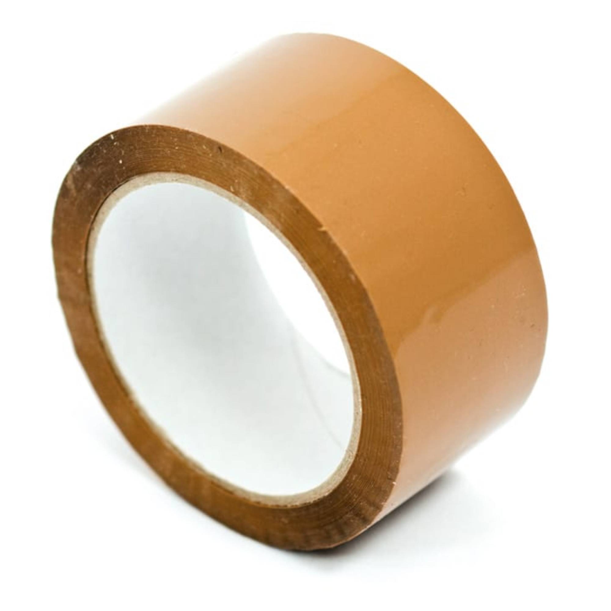 Eine Rolle braunes Klebeband steht schräg auf einer weißen Oberfläche. Das Klebeband hat eine glatte, glänzende Oberfläche und einen leeren Innenkern. Es wird häufig zum Verpacken oder Reparieren verwendet.