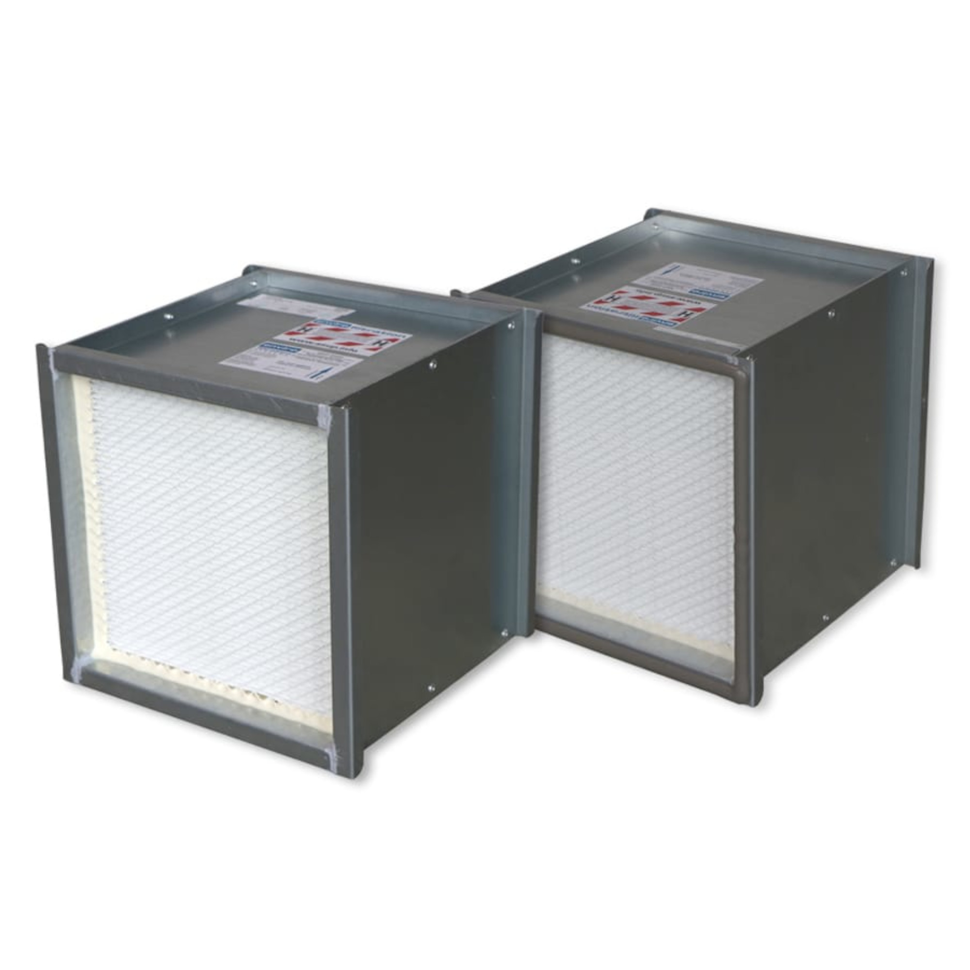 Zwei quaderförmige HEPA-Ersatzfilter in Metallgehäusen für Luftreiniger, freigestellt auf weißem Hintergrund.