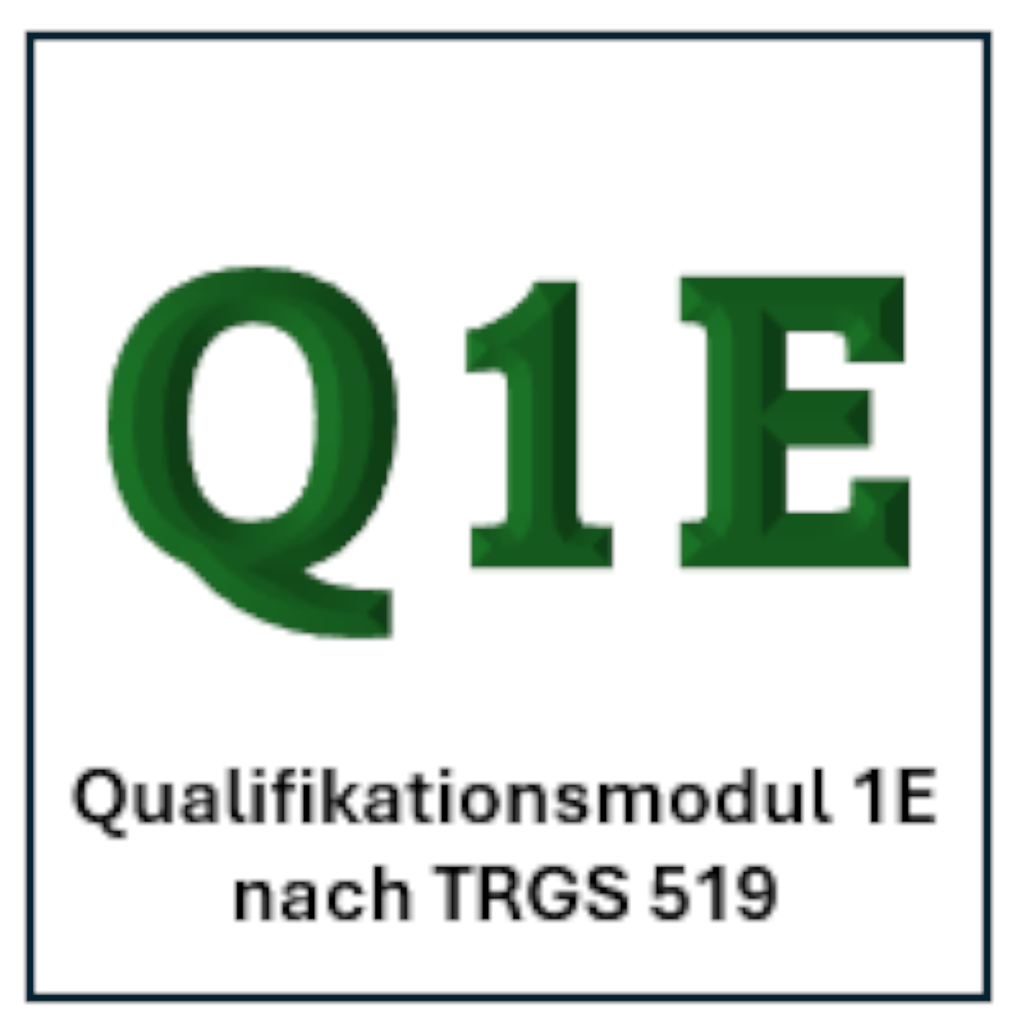 Grafik mit der Aufschrift "Q1E" in grüner Schrift. Darunter steht "Qualifikationsmodul 1E nach TRGS 519". Die Darstellung ist in einem quadratischen Layout mit einem weißen Hintergrund und einem schwarzen Rand.