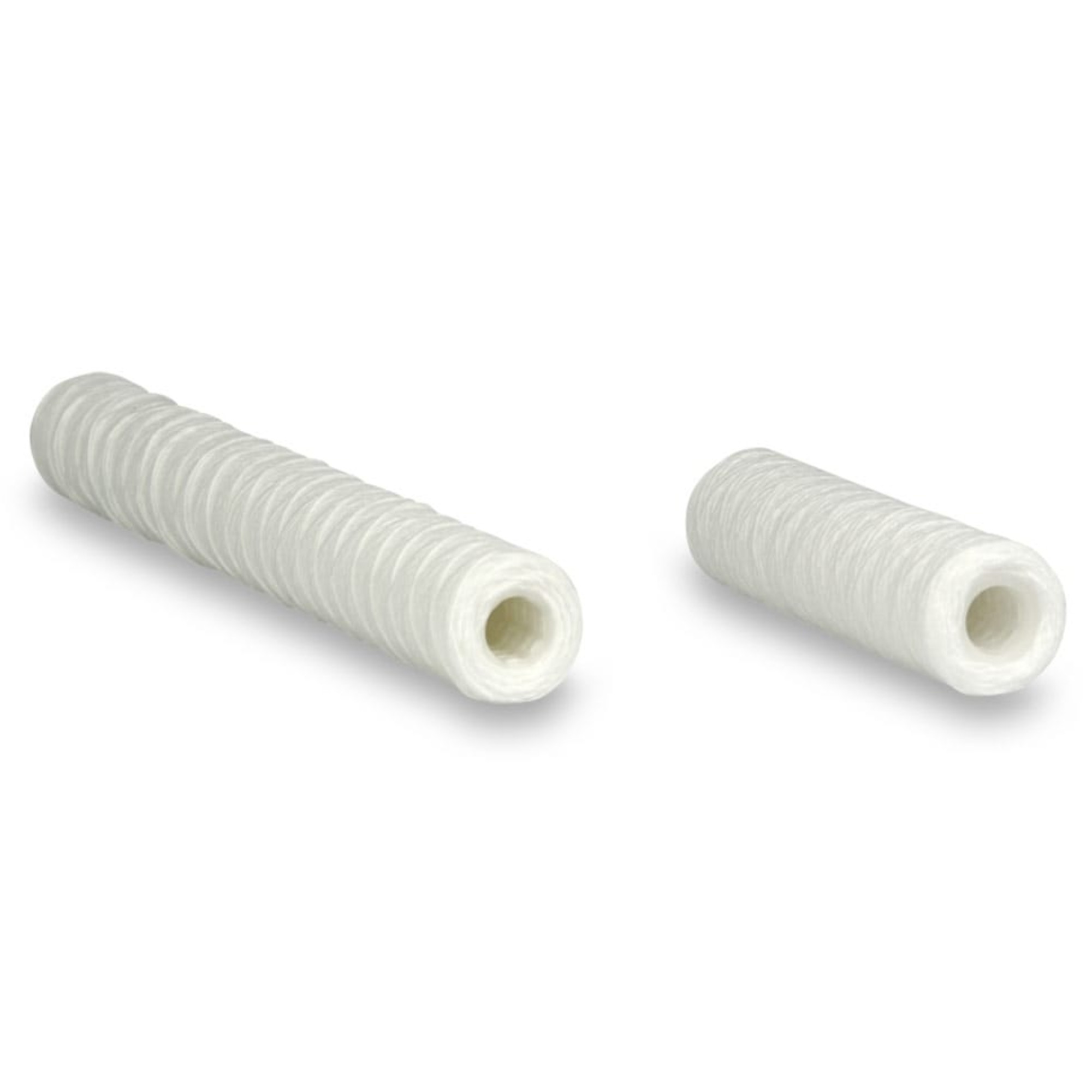 Zwei weiße, spiralig gewickelte Rollen, die aus einem dünnen, flexiblen Material bestehen. Sie sind zylindrisch mit einem hohlen Inneren und unterscheiden sich in der Länge. Diese Rollen könnten für verschiedene Anwendungen verwendet werden, etwa in der Industrie oder im Handwerk.