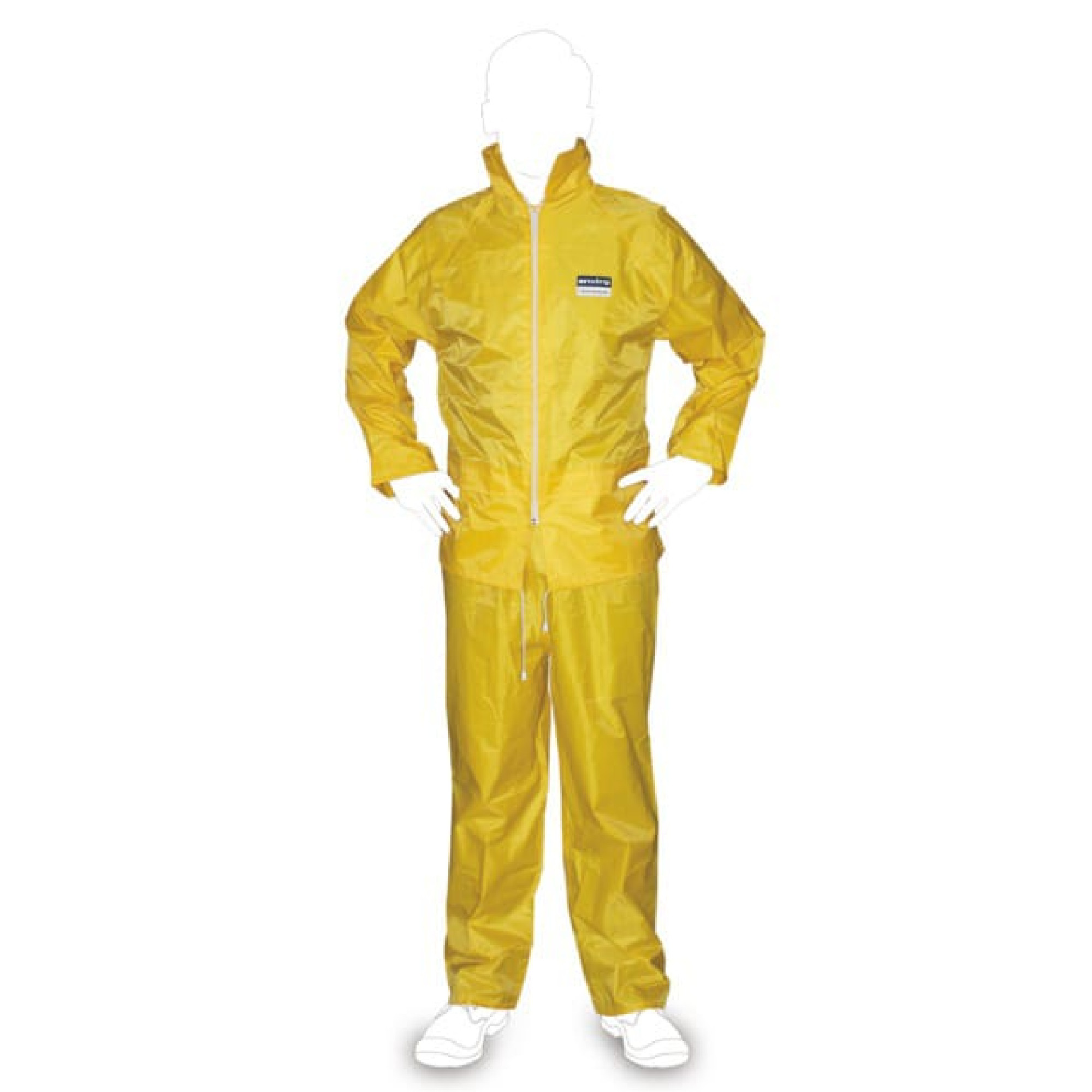 Ein gelber Schutzanzug, bestehend aus einer Jacke und einer Hose, ist abgebildet. Der Anzug hat einen Reißverschluss und einen hohen Kragen. Es wird von einem schattenhaften Dummy getragen, der keine ausgeprägten Merkmale zeigt.