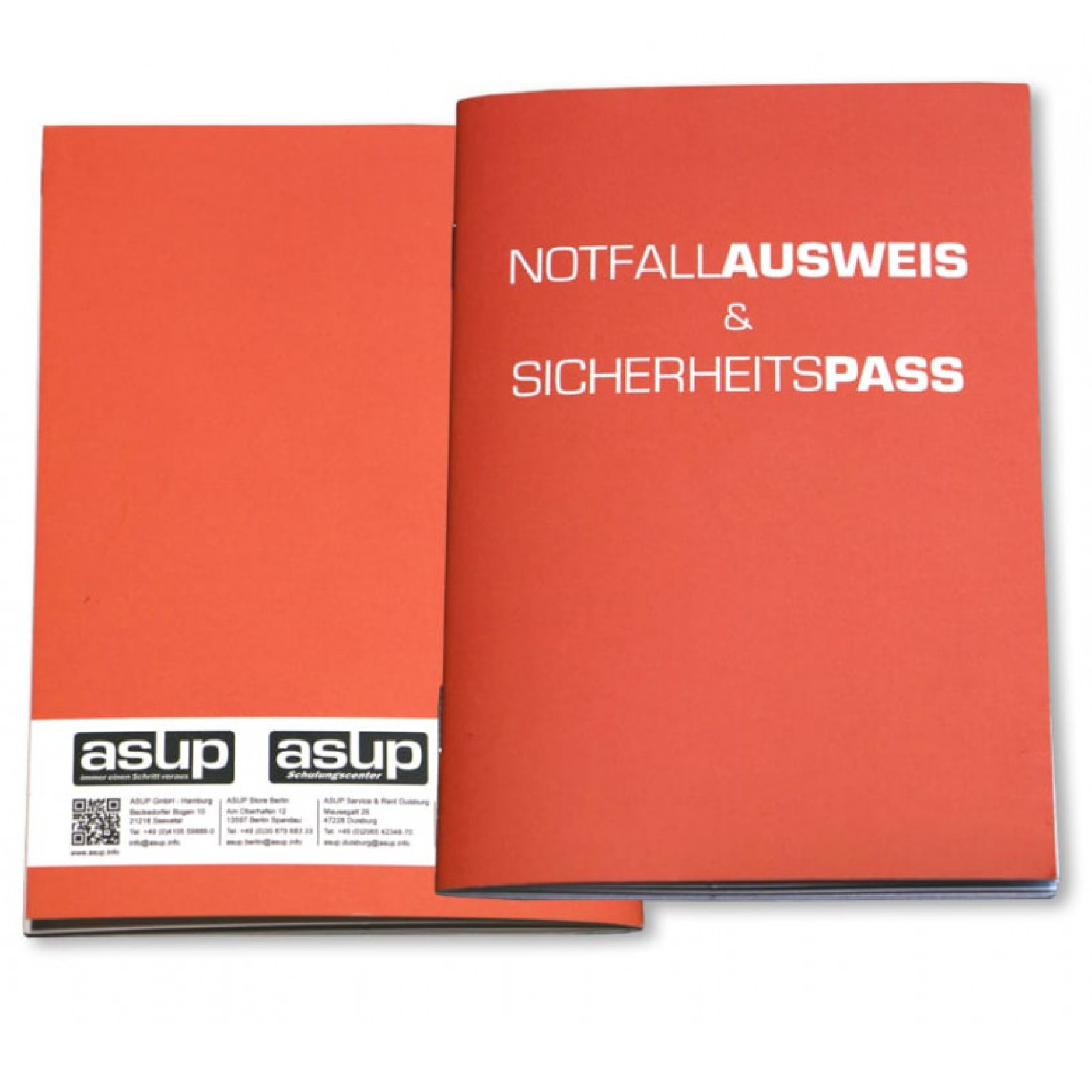 Ein orangefarbenes Heft, auf dem Titel steht: „NOTFALLAUSWEIS & SICHERHEITSPASS“. Das Heft ist teilweise geöffnet, sodass die Innenseite sichtbar ist. Am unteren Rand befindet sich ein Aufkleber mit Informationen zu einem Anbieter namens asup.