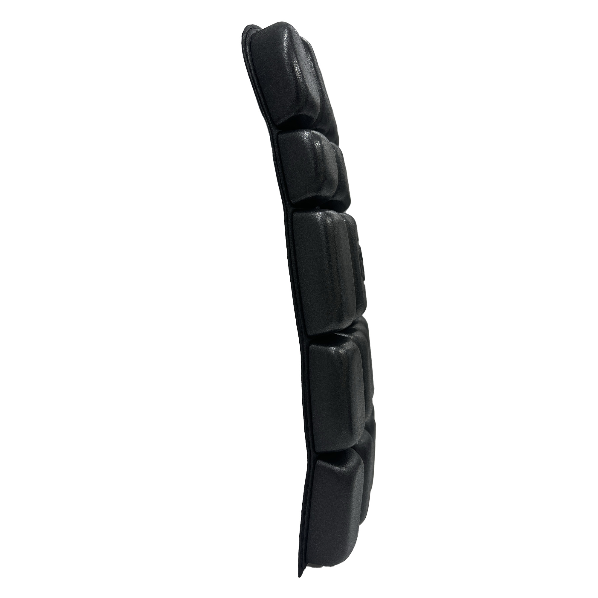 Das Bild zeigt ein schwarzes, flexibles Polster, das aus mehreren rechteckigen und quadratischen Modulen besteht. Es hat eine gebogene Form und wirkt ergonomisch, vermutlich zur Unterstützung und Polsterung. Der Hintergrund ist einfarbig weiß.