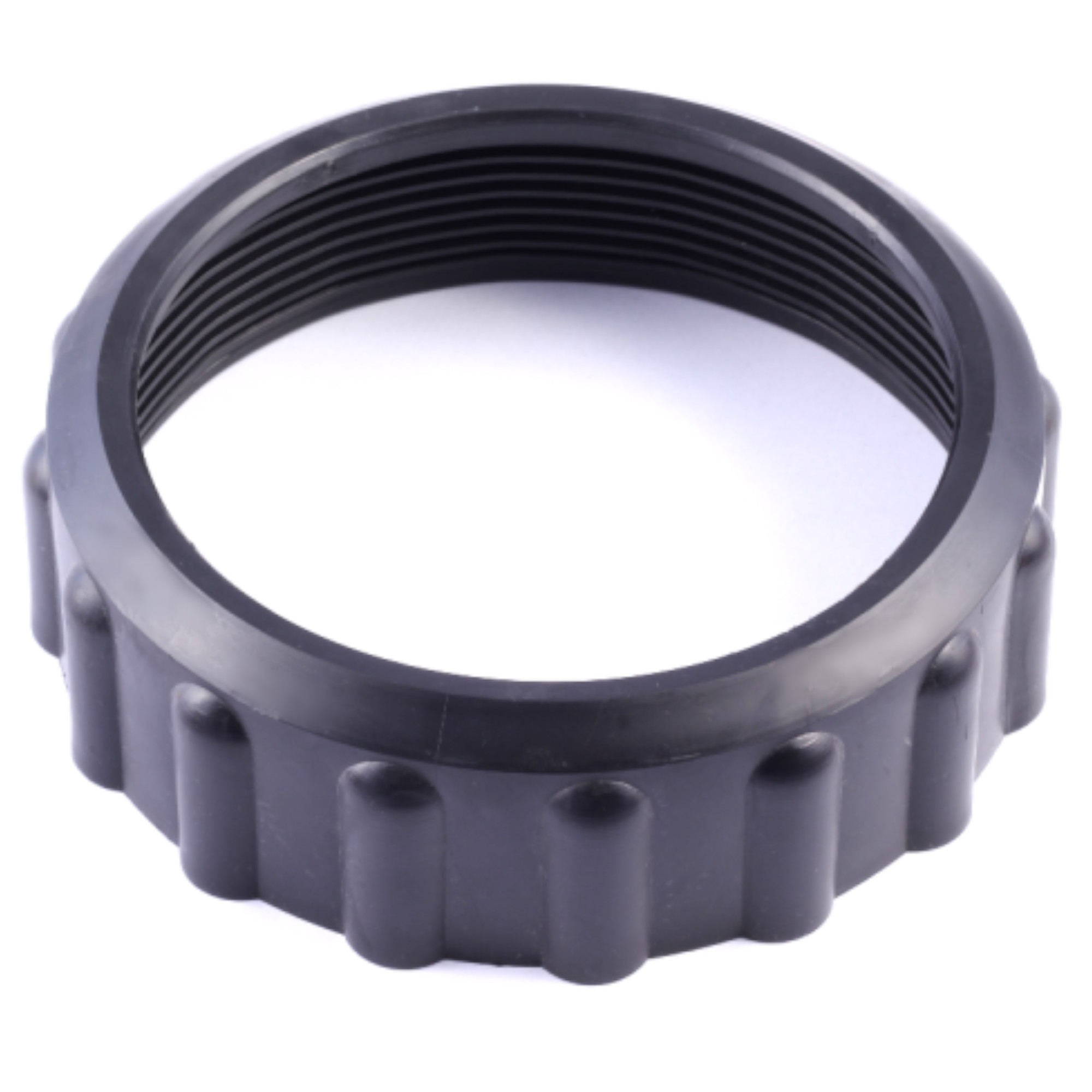 Ein schwarzes, ringsförmiges Kunststoffteil mit außenliegenden, kurzen Erhöhungen und innenliegenden Gewinden. Es dient zur Befestigung oder Verbindung von zwei Gegenständen. Die Oberfläche ist glatt, und die erhabenen Teile erleichtern das Greifen und Drehen.