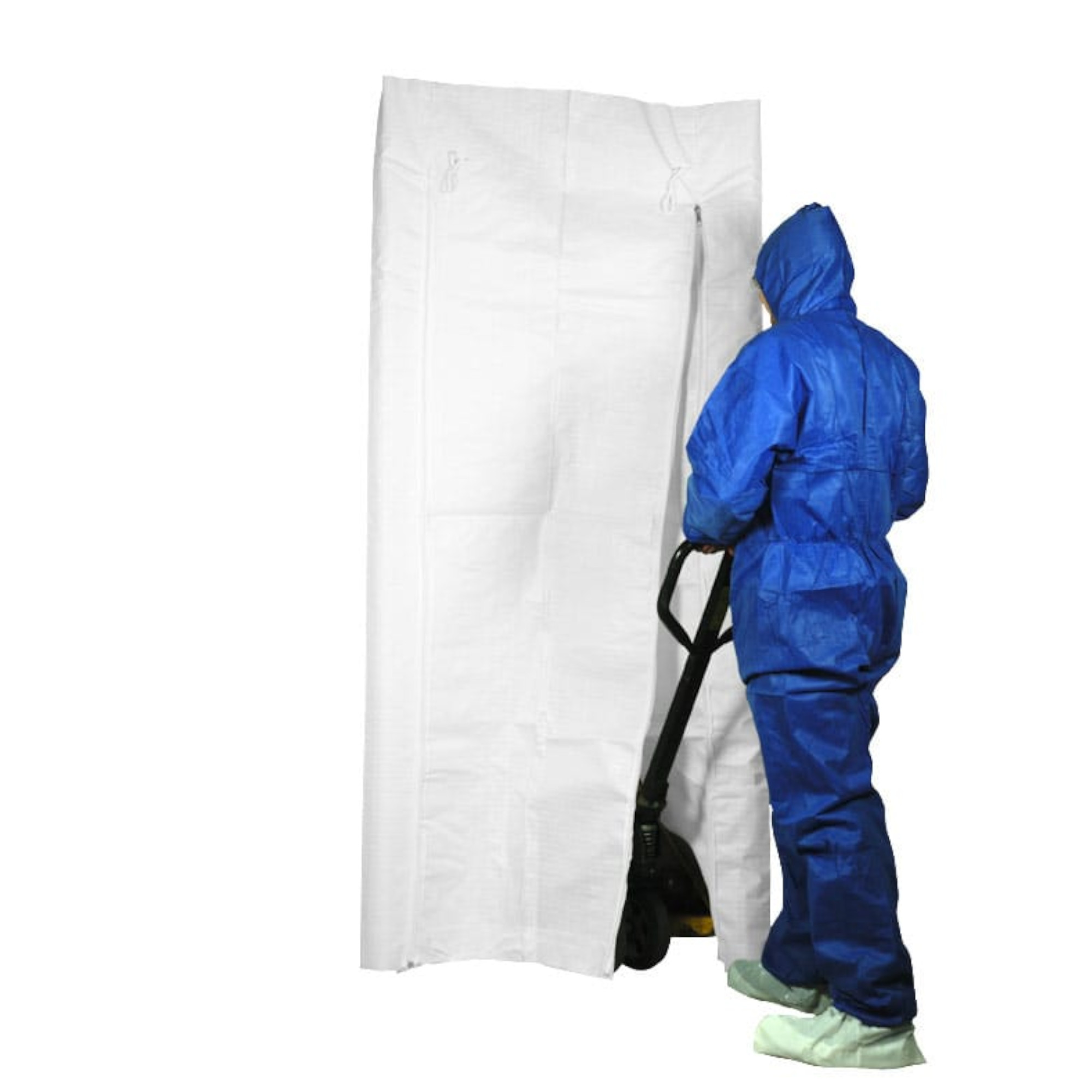 Person im blauen Schutzanzug schiebt Handwagen durch eine weiße Trennwand