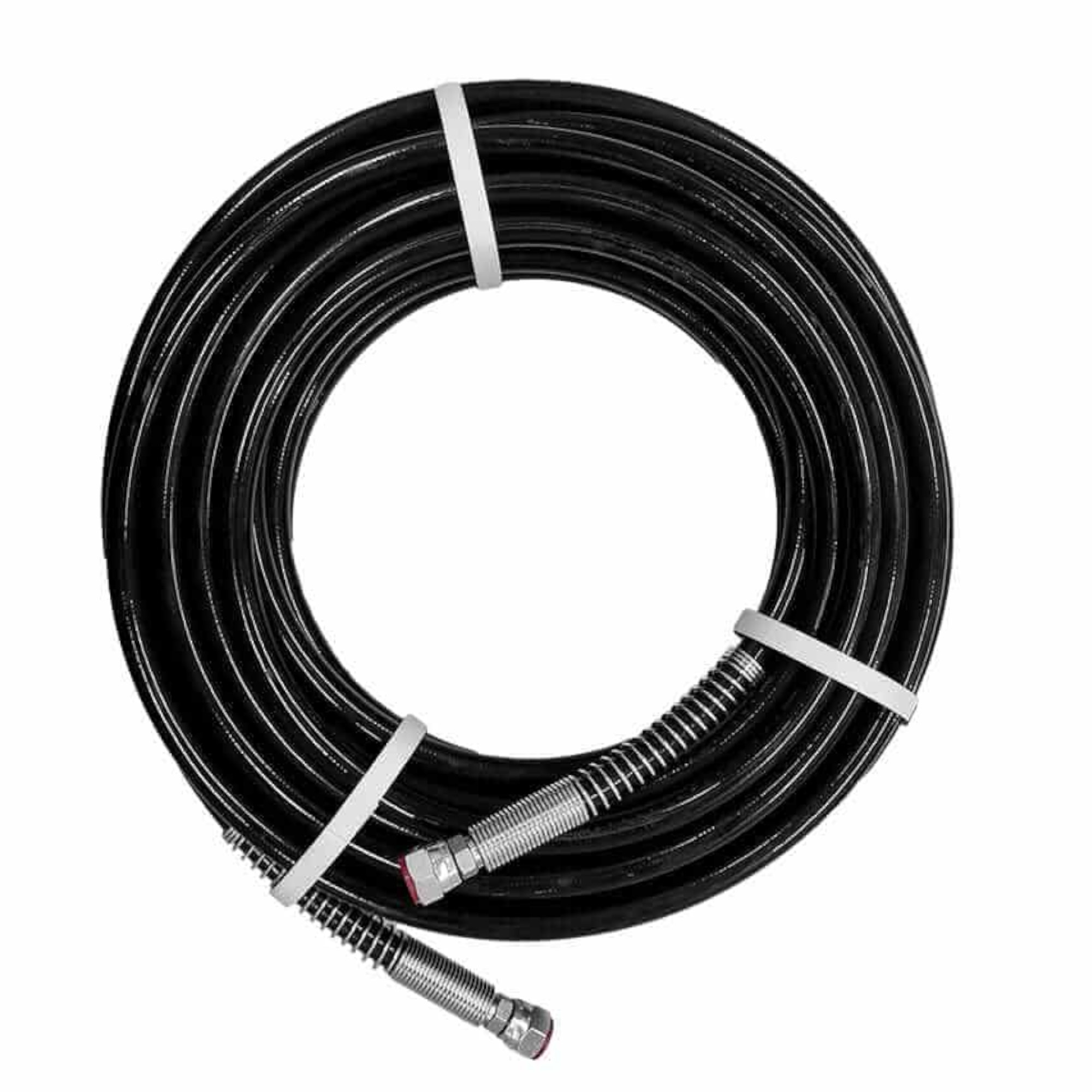 Ein schwarz gewickelter Schlauch ist sichtbar, mit zwei metallischen Anschlüssen an den Enden. Der Schlauch ist mit weißen Halterungen fixiert, die ihn zusammenhalten. Er wird häufig in technischen oder industriellen Anwendungen eingesetzt.