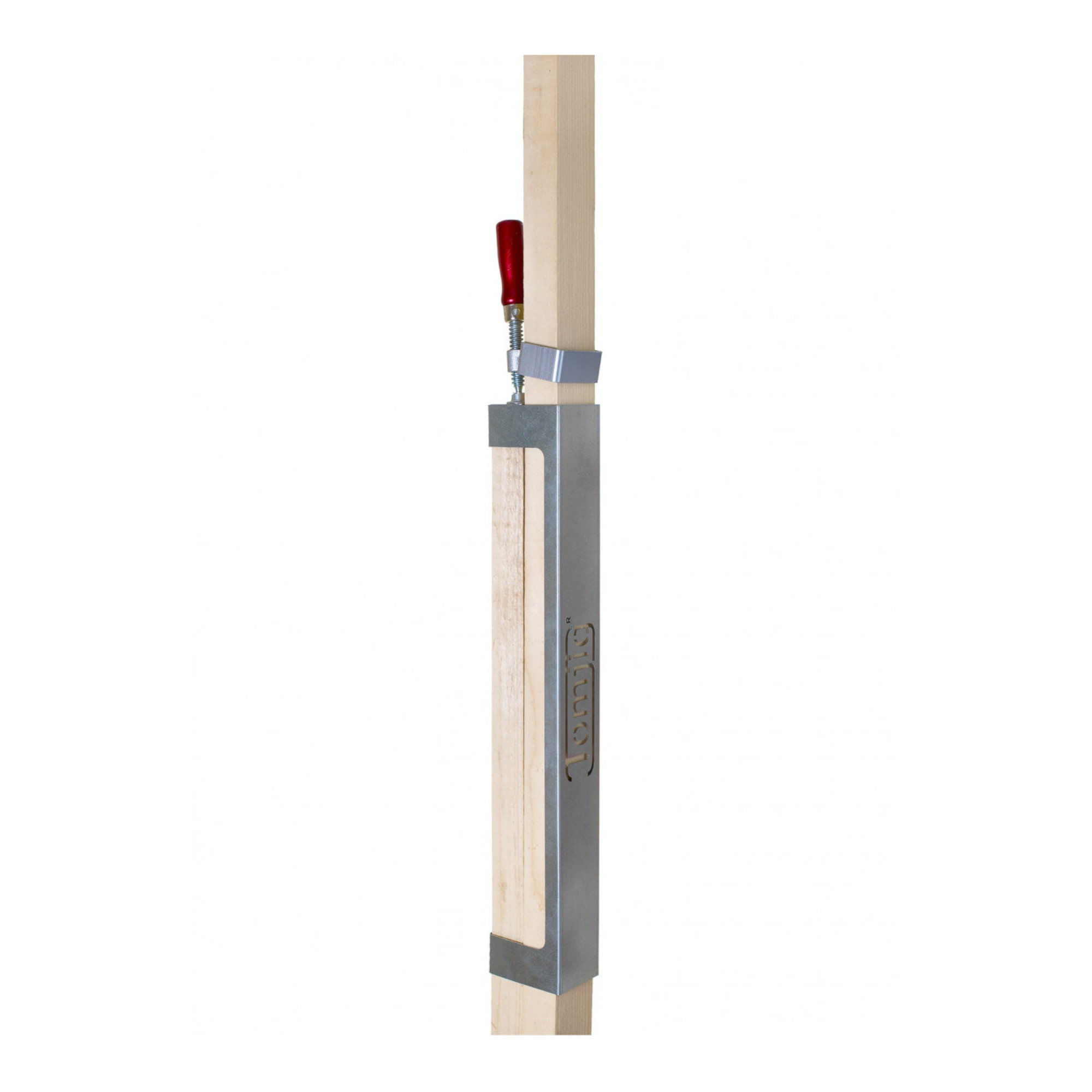 Ein gebogener Holzschneider ist an einem Holzpfosten befestigt. Der Schneider hat eine metallische Kante, die eine Holzlatte führt. Ein roter Griff ermöglicht das Anziehen des Schneiders. Die Konstruktion ist für präzises Schneiden ausgelegt.
