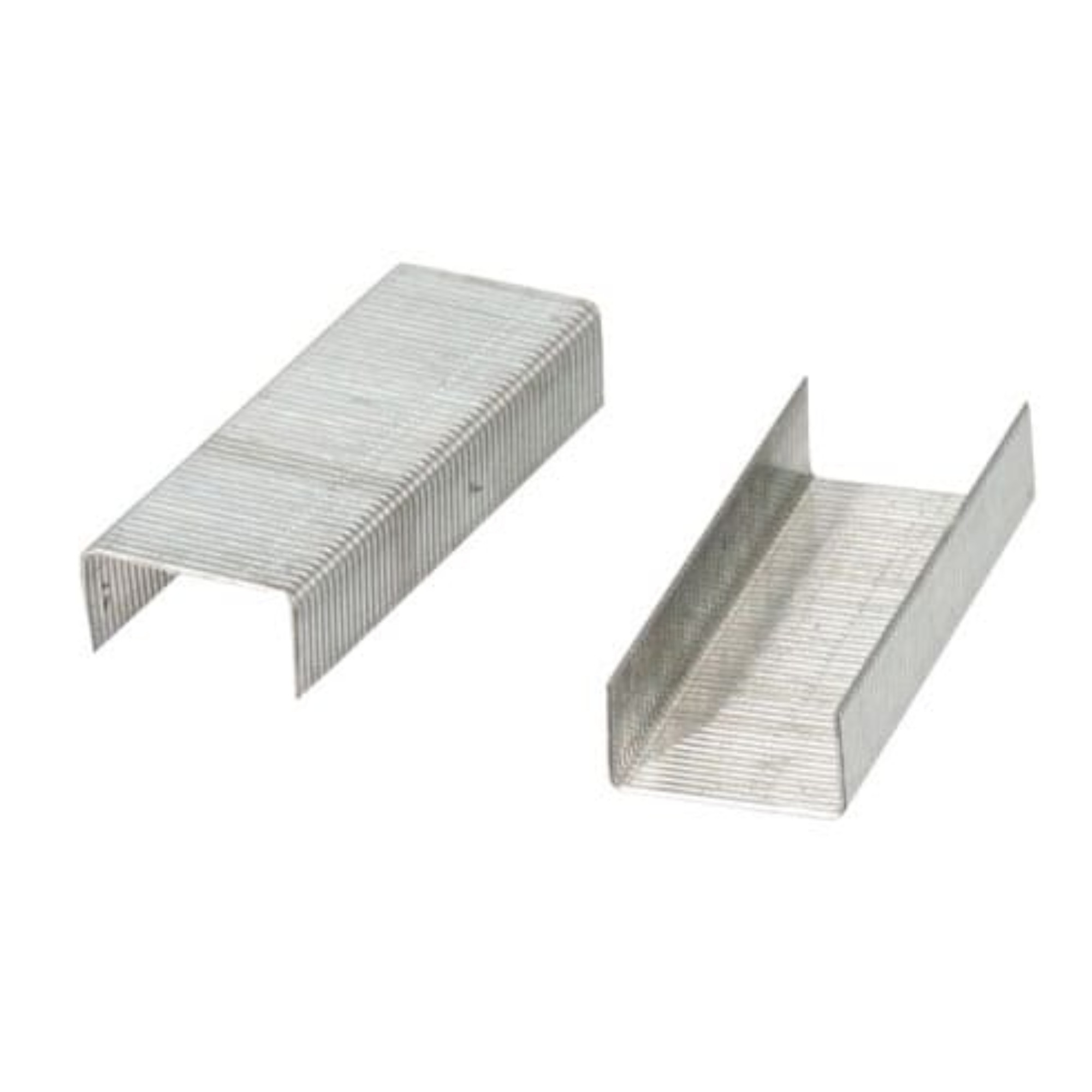 Auf dem Bild sind zwei Metallklammern abgebildet. Die linke Klammer hat eine U-Form, während die rechte Klammer eine offene Form hat. Beide Klammern bestehen aus silberfarbenem Metall und sind für Heftgeräte gedacht.