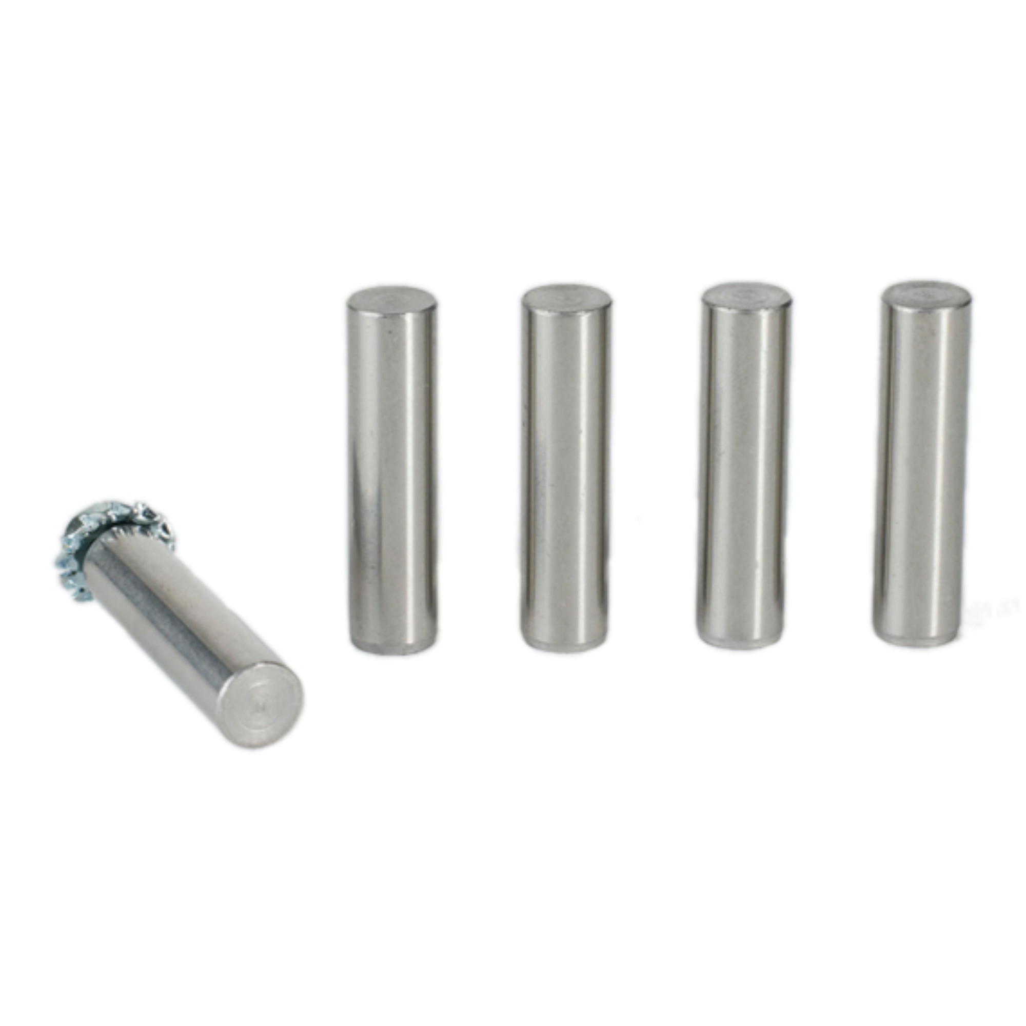 Das Bild zeigt sechs metallische Stifte. Fünf Stifte stehen aufrecht in einer Reihe, während ein sechster Stift, der eine Schraube hat, schräg daneben liegt. Alle Stifte haben eine zylindrische Form und glänzende Oberflächen.