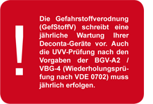 Rotes Hinweisschild mit weißem Ausrufezeichen und Text zur gesetzlich vorgeschriebenen jährlichen Wartung und UVV-Prüfung von gemäß GefStoffV