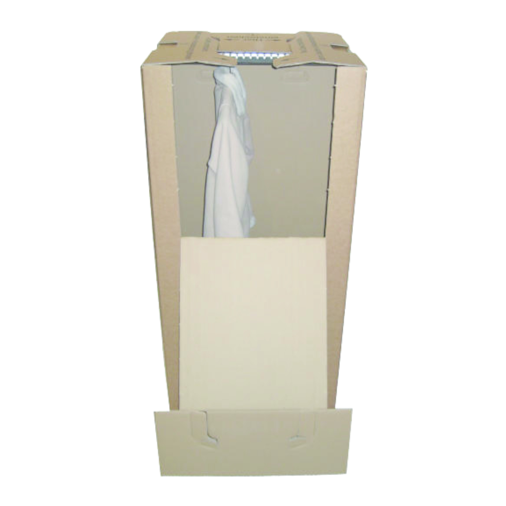 Eine stehende Pappbox mit einer Öffnung an der Vorderseite. In der Box hängt ein weißes Kleidungsstück. Die Box hat einen Griff an der Oberseite und eine ausklappbare Klappe an der Unterseite.