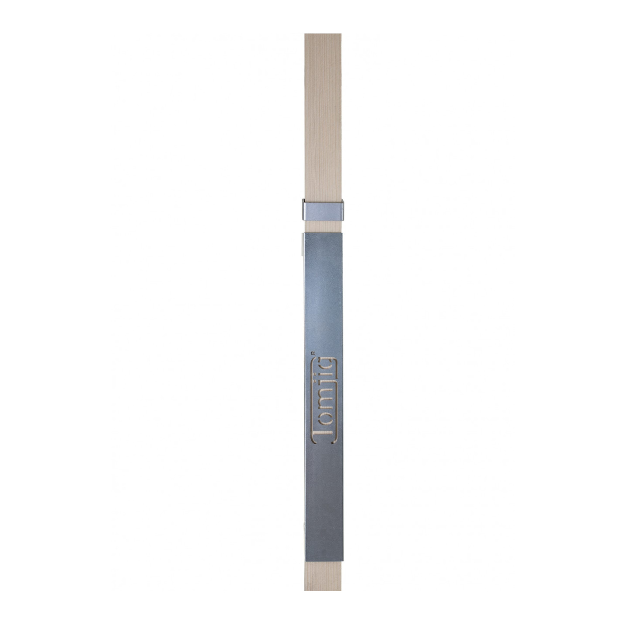 Ein vertikaler Holzrahmen mit einem metallischen Element in der Mitte, auf dem das Wort "jomatic" eingraviert ist. Der Rahmen hat eine helle, natürliche Holzfarbe und die Metalloberfläche ist silberfarben, was einen modernen Look vermittelt.