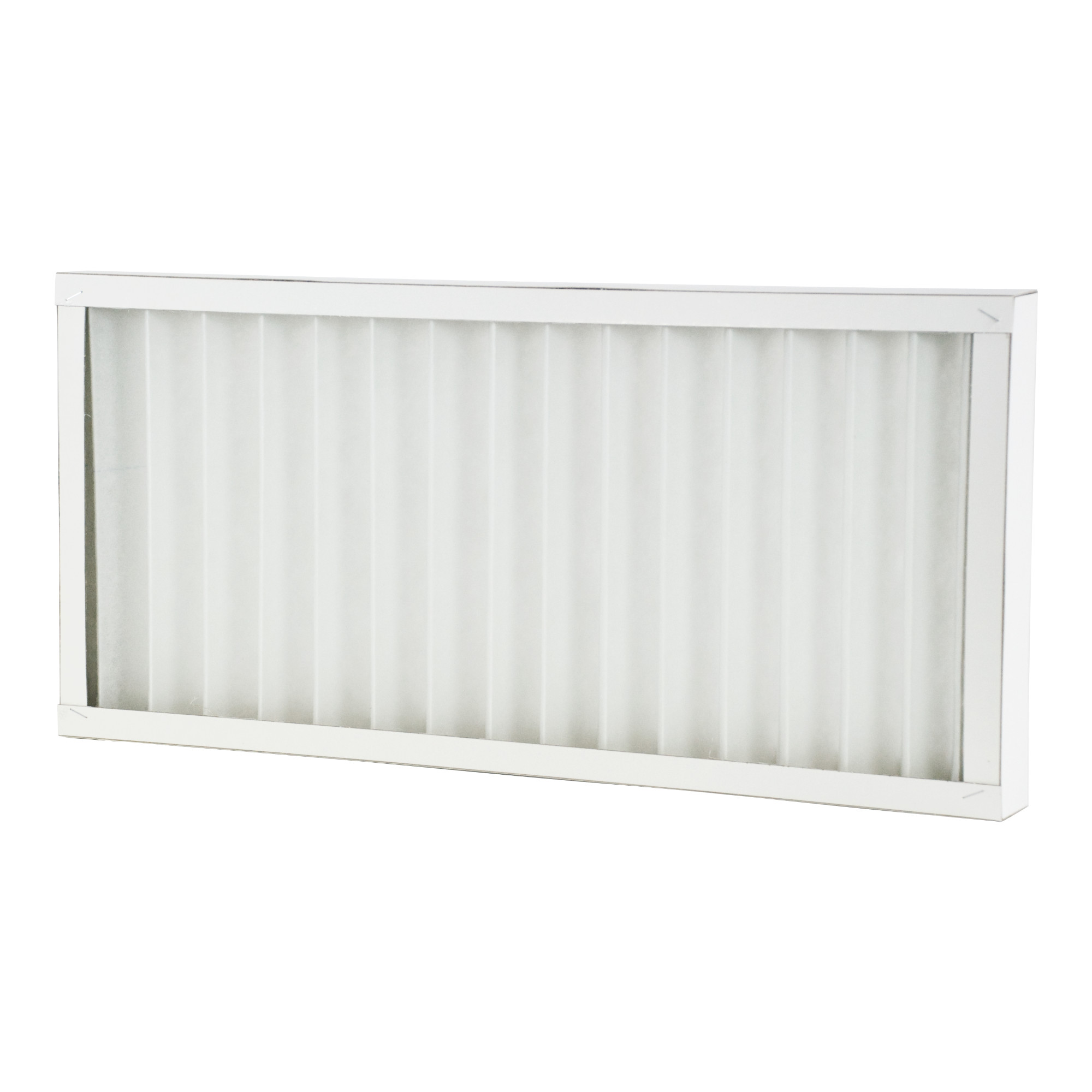 Ein rechteckiger Luftfilter mit einem weißen Rahmen und gefalteten Filterelementen in der Mitte. Der Filter ist darauf ausgelegt, Schmutz und Staub aus der Luft zu filtern.