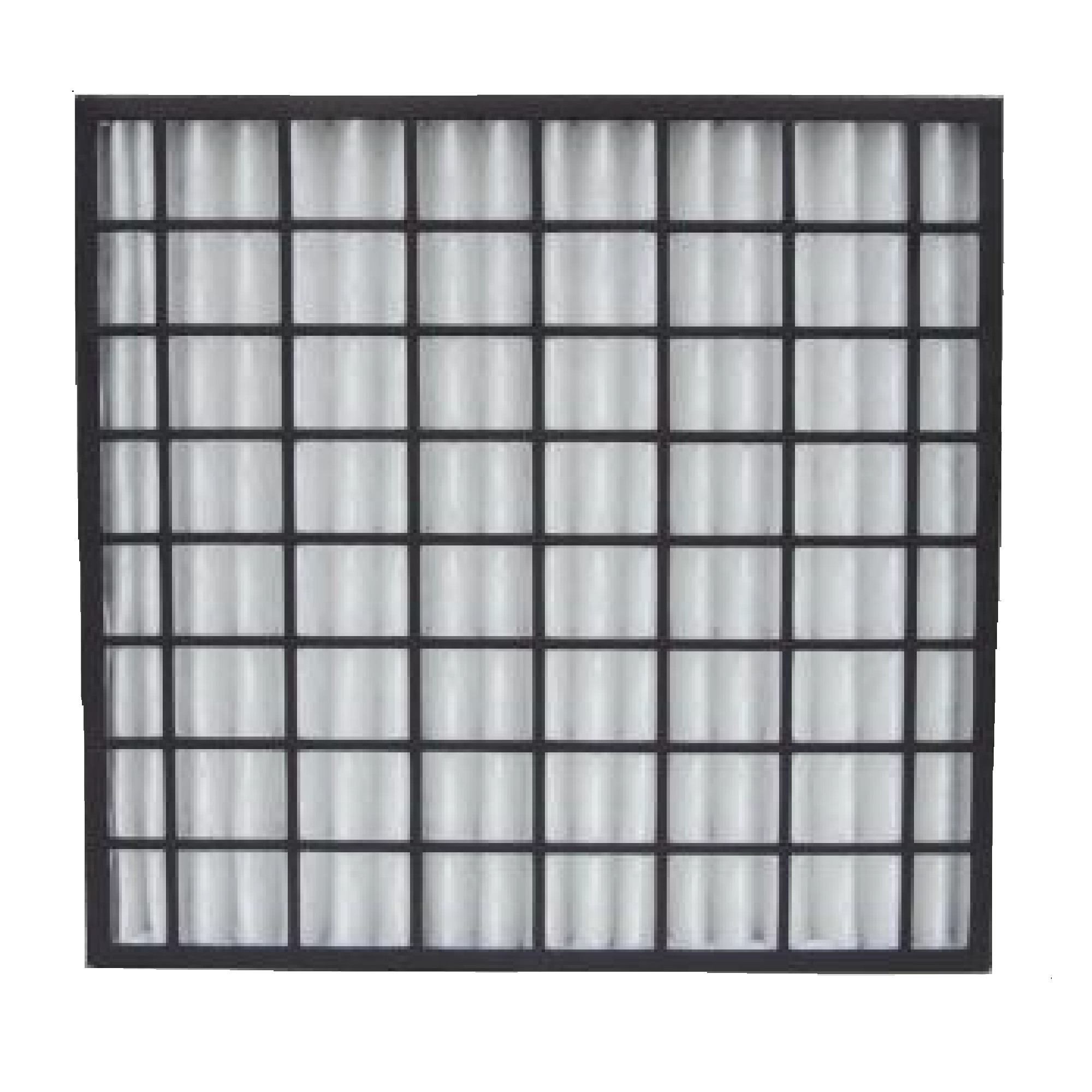 Ein quadratischer Luftfilter mit einem schwarzen Rahmen, der ein Gittermuster aufweist. Das Innere besteht aus mehreren parallel angeordneten filtern, die in vertikalen Reihen angeordnet sind. Der Fokus liegt auf der Struktur und dem Design des Filters.
